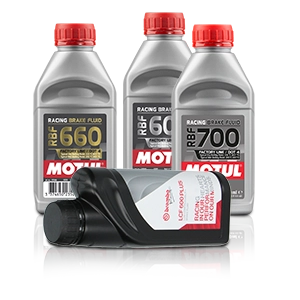Diverse bottiglie di liquido freni Racing di Motul e Brembo in grigio con tappi rossi.